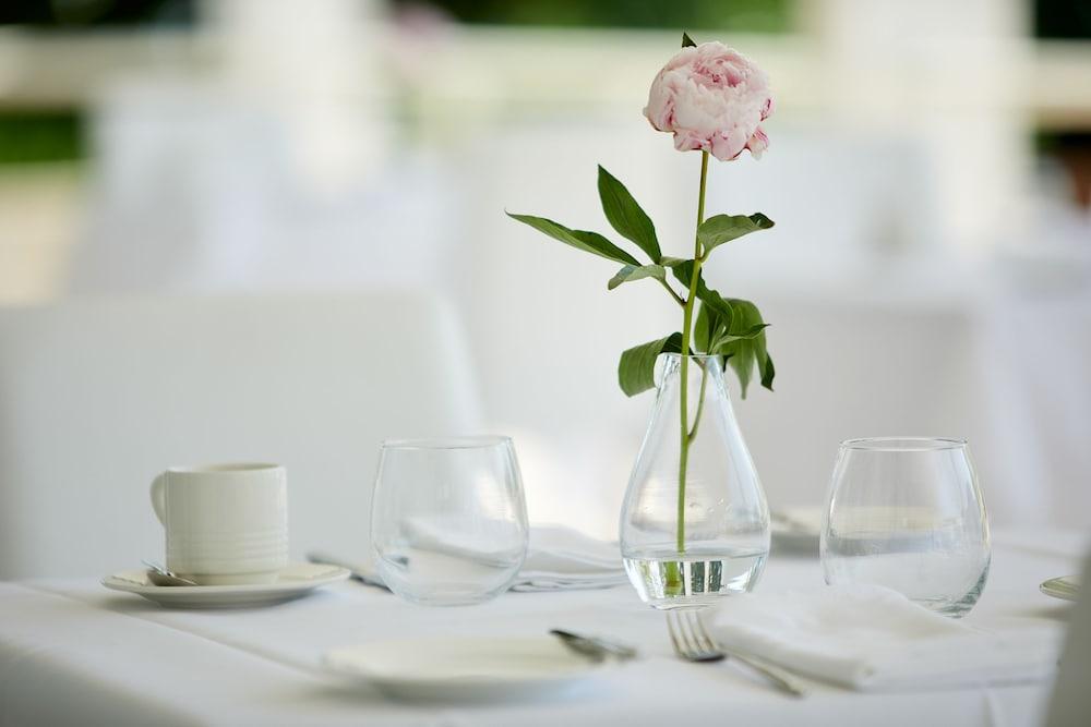 Lucy Hotel Kavala Exterior foto A table set for fine dining