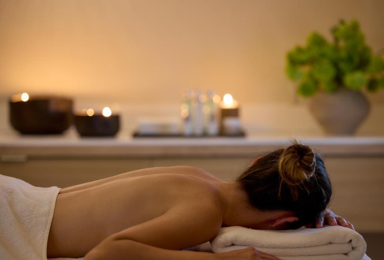 Lucy Hotel Kavala Exterior foto A woman receiving a massage