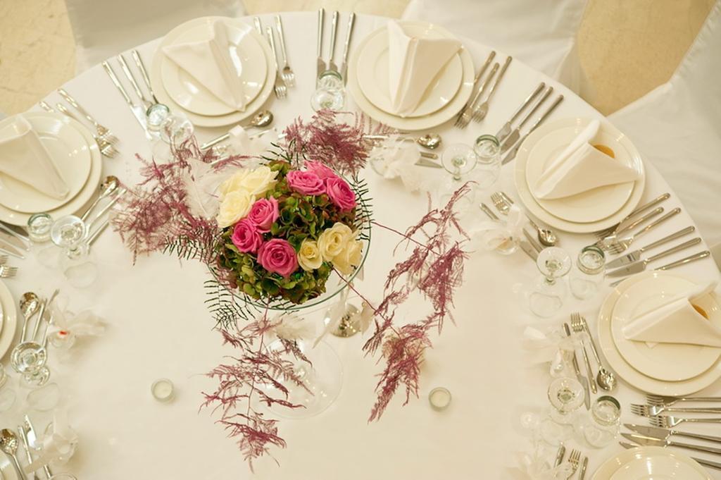 Lucy Hotel Kavala Exterior foto A table set for a formal dinner