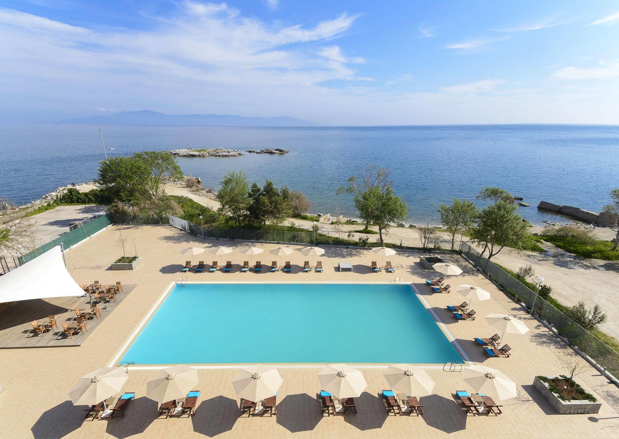 Lucy Hotel Kavala Exterior foto The swimming pool at the hotel
