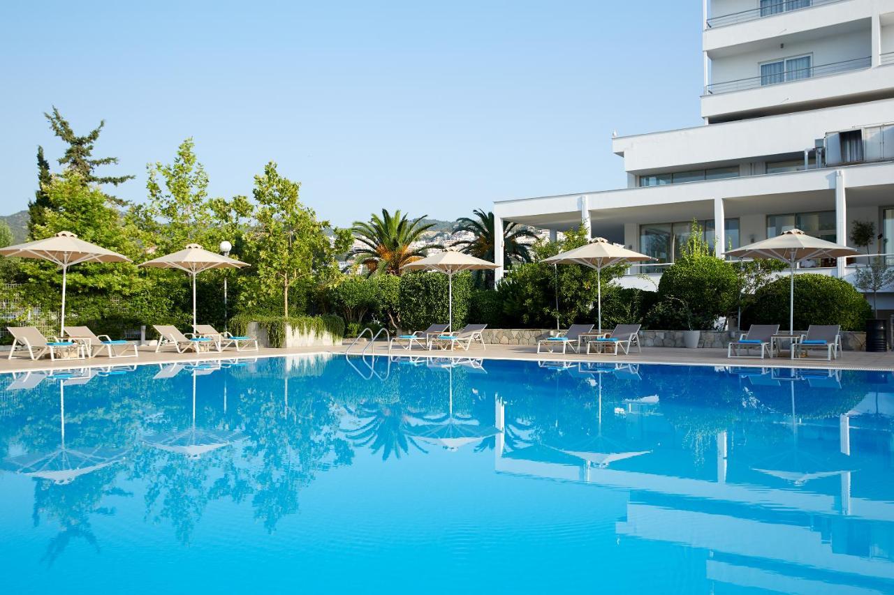 Lucy Hotel Kavala Exterior foto The swimming pool at the hotel