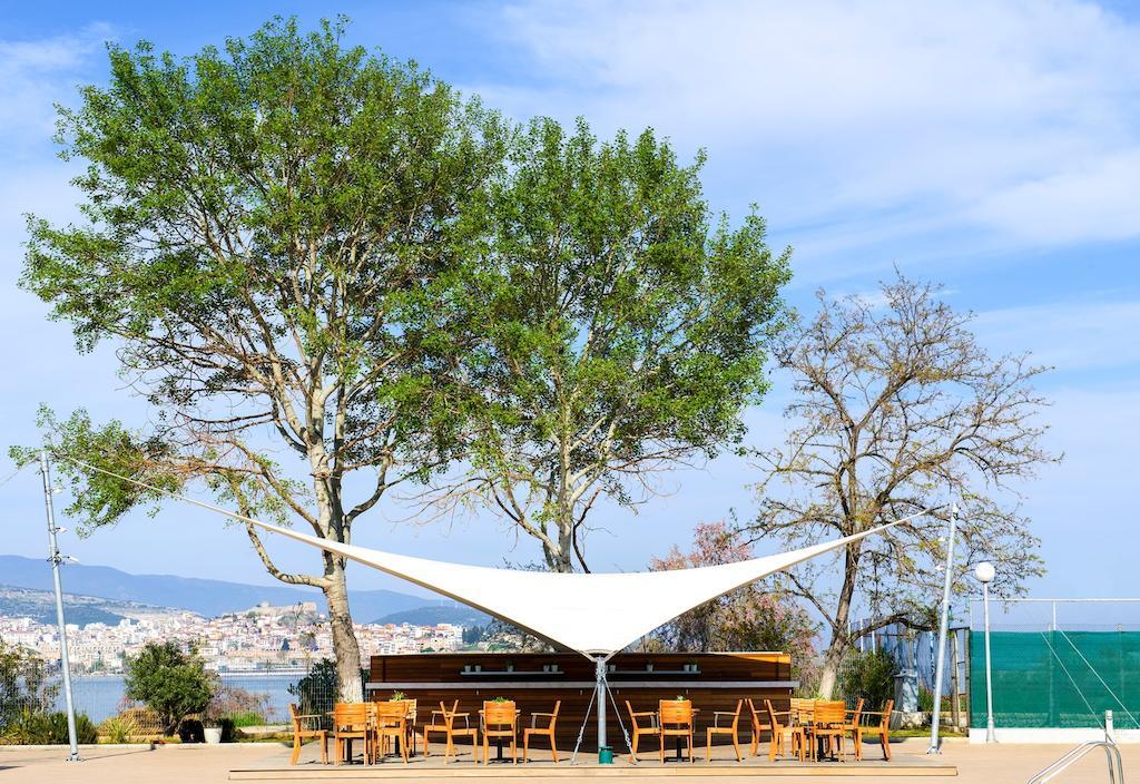 Lucy Hotel Kavala Exterior foto A café in the park