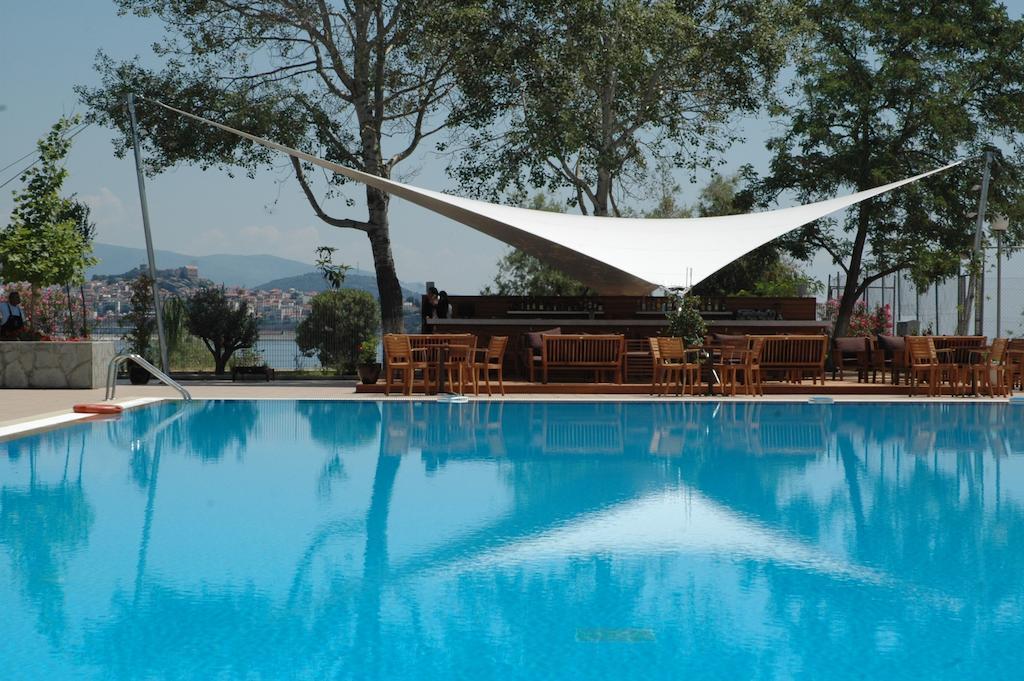 Lucy Hotel Kavala Exterior foto The pool at the hotel
