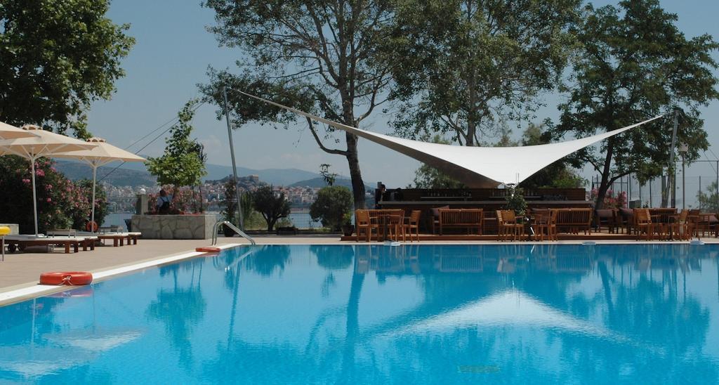 Lucy Hotel Kavala Exterior foto The pool at the hotel