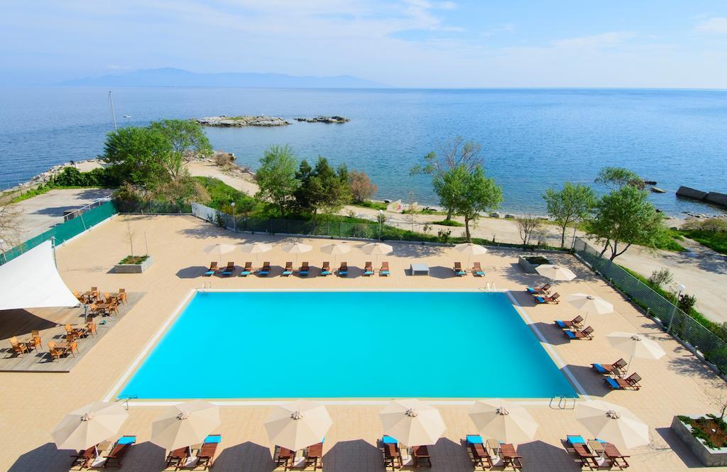 Lucy Hotel Kavala Exterior foto The swimming pool at the hotel